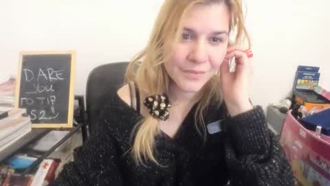 Snapshot of artsyandcraftsy_ chatting on February 21, 2026, 11:39 pm MIA online show from February 21, 2026, 11:39 pm