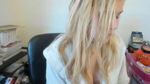 Snapshot of artsyandcraftsy_ chatting on February 28, 2026, 8:59 am MIA online show from February 28, 2026, 8:59 am