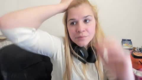 Snapshot of artsyandcraftsy_ chatting on February 28, 2026, 10:55 pm MIA online show from February 28, 2026, 10:55 pm