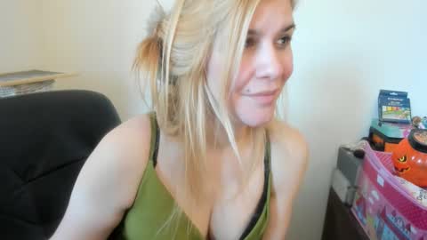 Snapshot of artsyandcraftsy_ chatting on March 1, 2026, 11:01 am MIA online show from March 1, 2026, 11:01 am