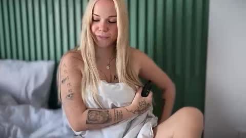 Arya brunett and Cassie blond online show from March 20, 2026, 7:35 am