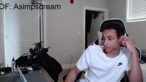 Snapshot of asimpsdream chatting on April 25, 2026, 1:41 pm asimpsdream online show from April 25, 2026, 1:41 pm