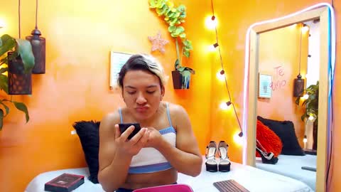 Snapshot of aslyhernandez chatting on December 21, 2024, 11:22 am ASLY online show from December 21, 2024, 11:22 am