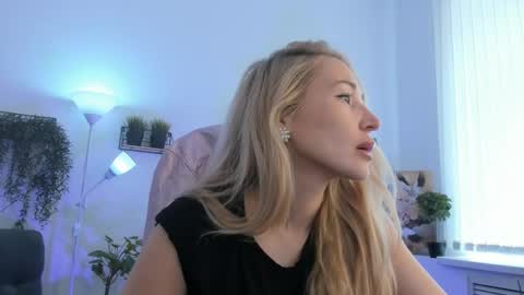 Snapshot of astramonroe chatting on April 30, 2026, 7:14 am astramonroe online show from April 30, 2026, 7:14 am