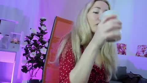 Snapshot of astramonroe chatting on May 19, 2026, 7:15 am astramonroe online show from May 19, 2026, 7:15 am