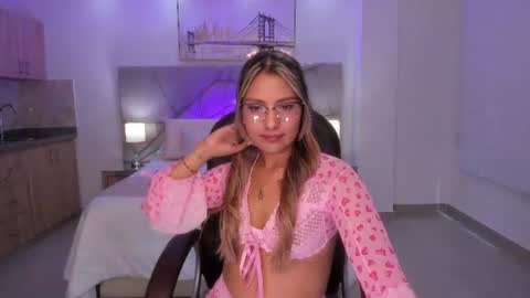asura_love online show from June 19, 2026, 6:01 pm