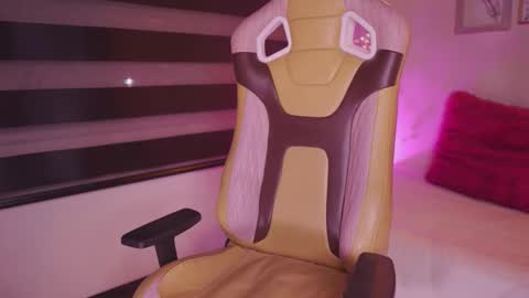 aura_rouss online show from November 28, 2025, 2:03 am