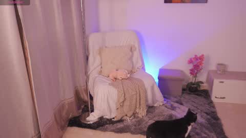 Snapshot of aura_sensual chatting on October 1, 2025, 11:44 pm . online show from October 1, 2025, 11:44 pm