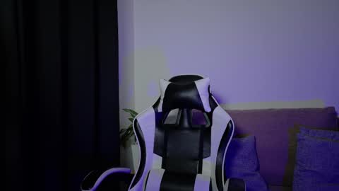 aurora_collins08 online show from April 20, 2026, 4:10 pm