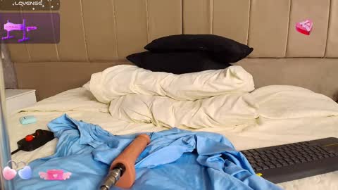 aurora_divine online show from February 14, 2025, 3:26 pm