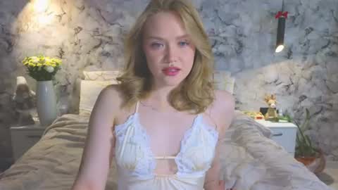 Snapshot of aurora_golden chatting on June 12, 2026, 8:35 am Kate online show from June 12, 2026, 8:35 am