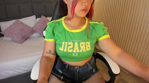 Snapshot of aurora_johnson_ chatting on December 21, 2024, 12:27 pm A U R O R A online show from December 21, 2024, 12:27 pm