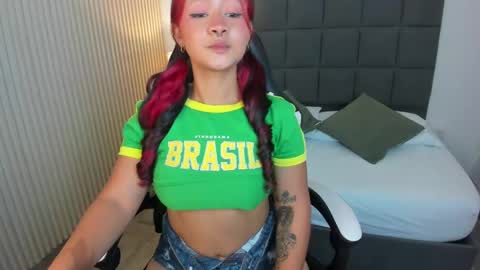 Snapshot of aurora_johnson_ chatting on March 6, 2025, 9:03 am A U R O R A online show from March 6, 2025, 9:03 am