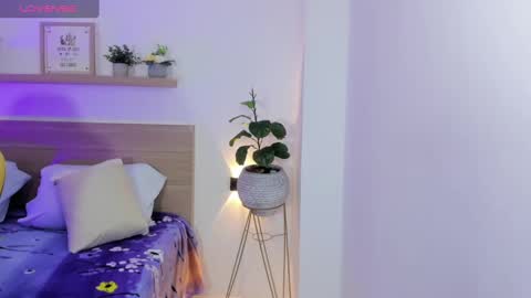 aurora_rodriguez online show from December 20, 2024, 1:43 pm