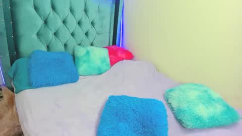 aurora_sky9 online show from December 18, 2025, 2:28 am