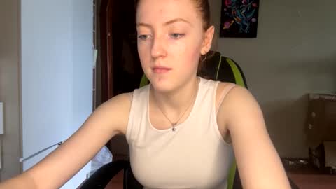 Snapshot of auroraviolet_ chatting on June 8, 2026, 11:32 am auroraviolet_ online show from June 8, 2026, 11:32 am