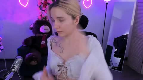 aurorawrenfield online show from April 15, 2026, 4:30 am