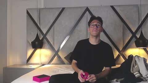 austinreeds online show from September 24, 2025, 12:08 pm