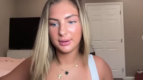 Snapshot of av3ryyyy chatting on July 22, 2026, 1:14 pm Avery online show from July 22, 2026, 1:14 pm