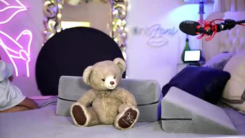 AvalonnFoxx online show from December 15, 2025, 7:23 am