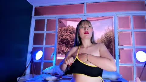 avawhiite online show from May 18, 2026, 5:19 pm