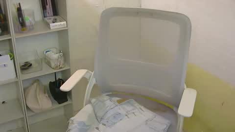 Snapshot of averageuncut1 chatting on March 31, 2026, 2:24 am Rhian online show from March 31, 2026, 2:24 am