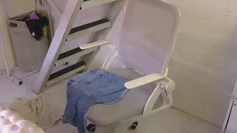 Snapshot of averageuncut1 chatting on April 16, 2026, 1:50 am Rhian online show from April 16, 2026, 1:50 am