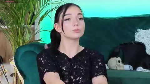 AveryWillow online show from November 4, 2025, 10:47 am