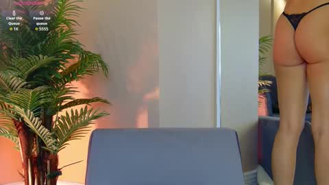 AVRILL CYRUX online show from October 7, 2025, 7:05 am