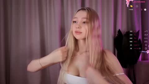 Snapshot of avroramy chatting on December 1, 2025, 4:23 pm Avrora online show from December 1, 2025, 4:23 pm