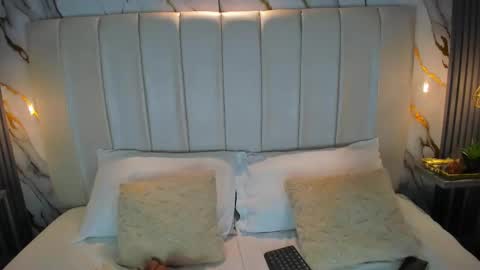 Avy  online show from October 14, 2025, 11:33 am