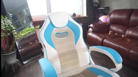 Snapshot of awondrr chatting on October 21, 2025, 11:22 am Alice online show from October 21, 2025, 11:22 am