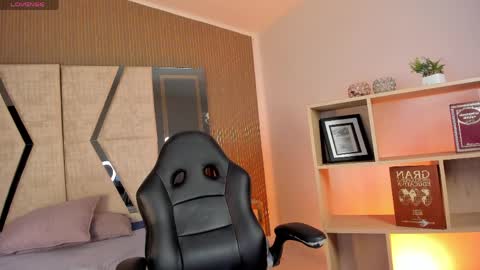 axel_grey_ online show from April 13, 2026, 12:43 pm