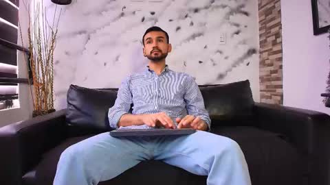 Axel Moon online show from November 3, 2025, 3:46 pm