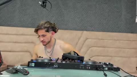 Axel  online show from May 27, 2026, 12:51 am