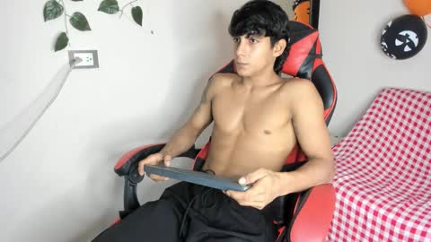 axel_rosse2 online show from November 7, 2025, 10:10 pm