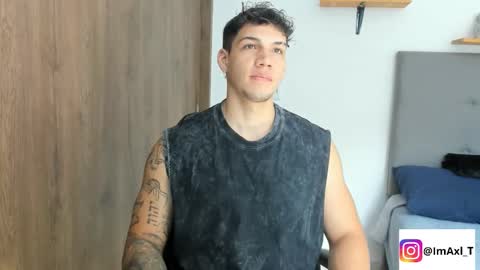 INDEPENDENT MODEL  online show from November 25, 2025, 4:07 pm