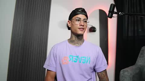 Agustin online show from February 28, 2025, 9:23 pm