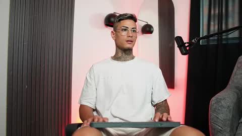 Agustin online show from March 5, 2025, 9:15 pm