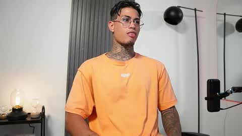 Agustin online show from September 10, 2025, 7:58 pm