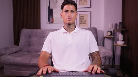 Agustin online show from November 15, 2025, 8:05 pm