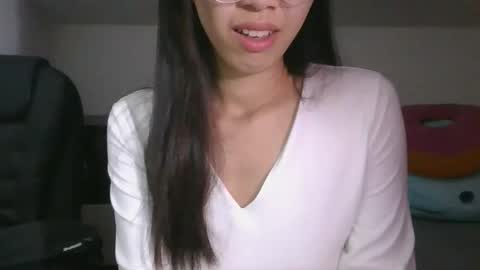 Snapshot of axuepetitt chatting on May 13, 2026, 8:27 pm axue online show from May 13, 2026, 8:27 pm