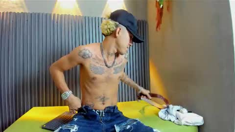 Snapshot of ayala_tattoo chatting on December 19, 2025, 7:54 pm Ayala online show from December 19, 2025, 7:54 pm