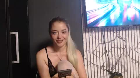 Snapshot of ayra_bennet chatting on August 4, 2026, 4:37 am Ayra online show from August 4, 2026, 4:37 am