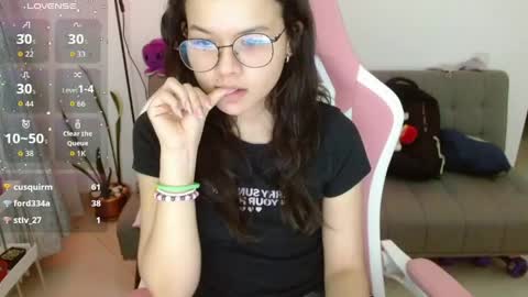 Azu  online show from April 21, 2026, 1:42 am