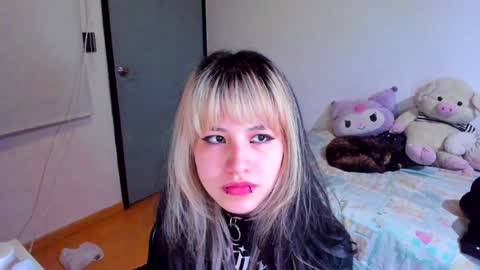 Azu Moure online show from December 12, 2024, 5:42 am