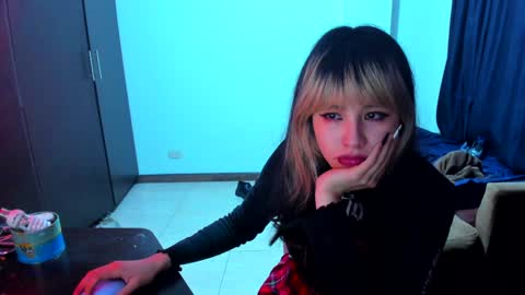 Azu Moure online show from January 6, 2025, 1:31 am