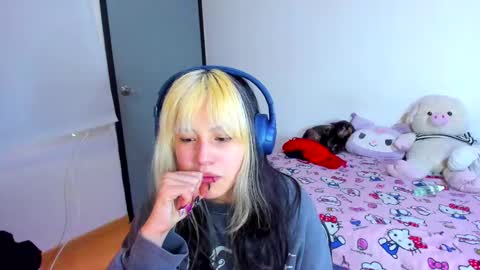 Azu Moure online show from February 25, 2025, 11:30 am