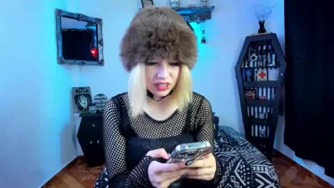 Azu Moure online show from October 3, 2025, 8:06 pm