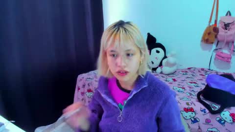 Snapshot of azu_moure chatting on April 22, 2026, 8:32 pm Azu Moure online show from April 22, 2026, 8:32 pm